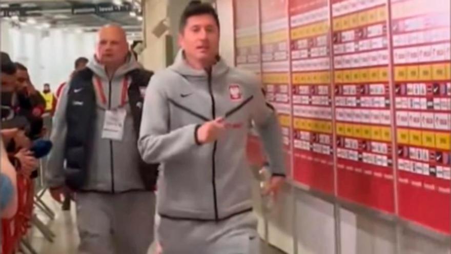 Lewandowski sale cojeando y deja esta frase sobre su lesión: "La pierna.."