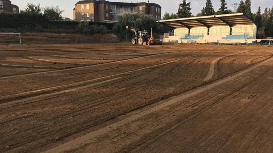 El ayuntamiento acondiciona el terreno del campo de fútbol