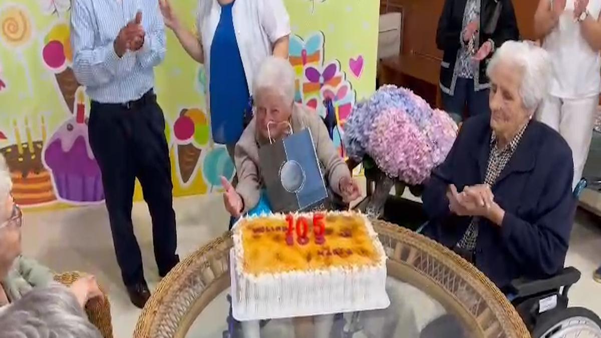 Así fue el emotivo cumpleaños de María Fernández: una enorme tarta y regalos para celebrar sus 105 años