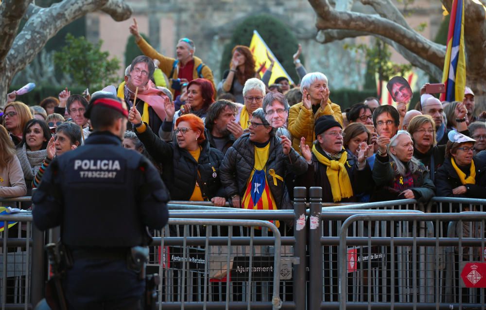 Pro-independence demonstrators shout during a ...