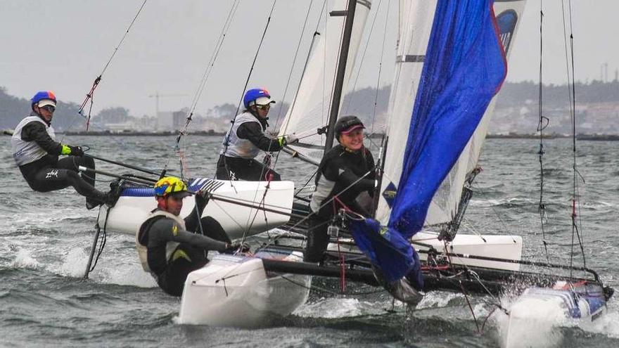 Tripulaciones polaca y japonesa entrenando en la ría de Arousa bajo la supervisión de Antón Paz. // Iñaki Abella