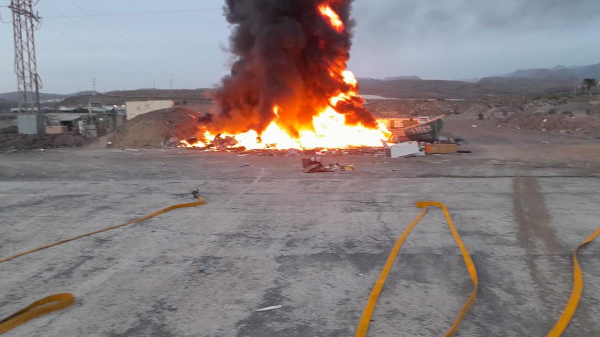 Incendio de pateras abandonadas en Maspalomas