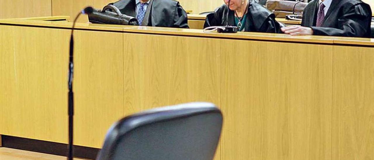 De izquierda a derecha, los abogados defensores José Carlos Botas, Ana García Boto, Carlos Moro (de pie), Luis Tuero y Ricardo Álvarez-Buylla, antes del inicio de una de las sesiones del juicio del &quot;caso Camocha&quot;.