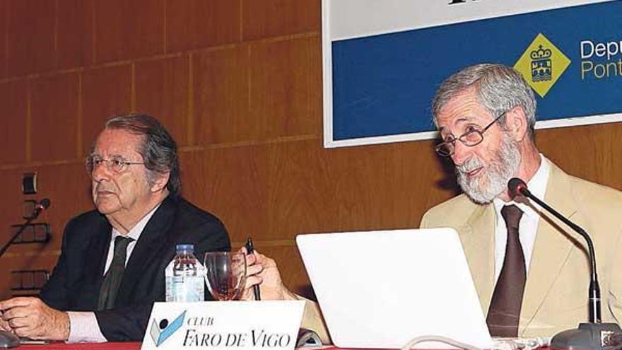 Blanco Prieto (dcha.) y Julio Picatoste, magistrado de la Audiencia Provincial de Pontevedra.  // R. Grobas