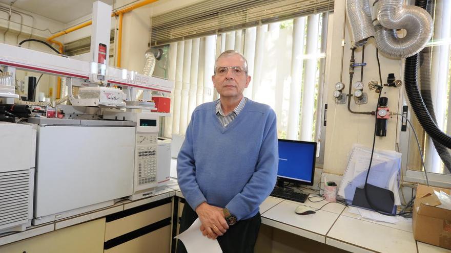 Manuel Hernández Córdoba en su laboratorio de la facultad de Química de la UMU.