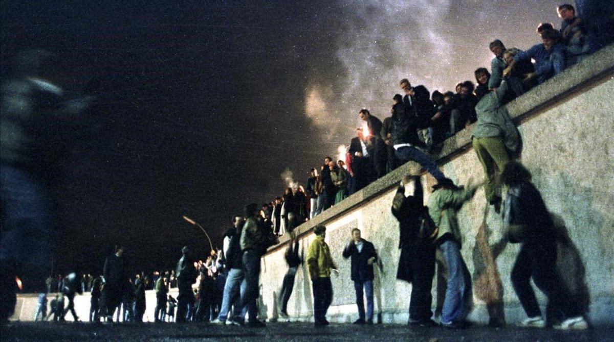 zentauroepp11712373 east german citizens climb the berlin wall at the brandeburg191030174522