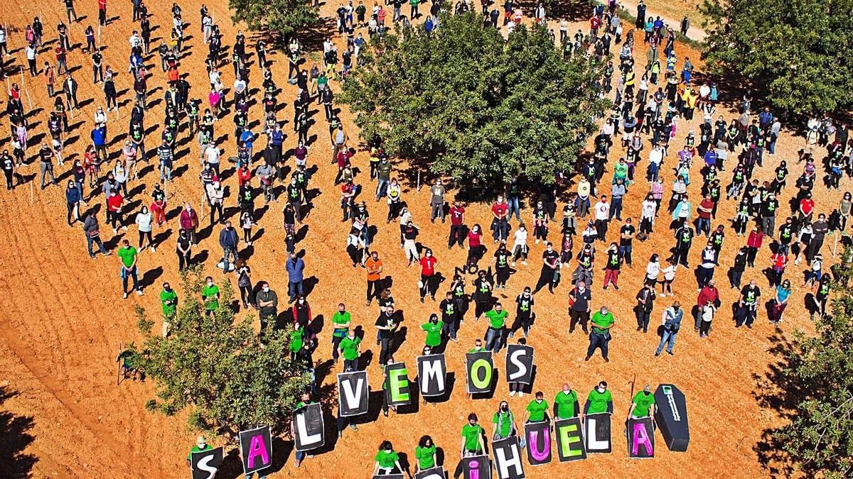 Miembros de asociaciones cívicas integradas en la Plataforma Salvemos Brihuela. | P.S.B.