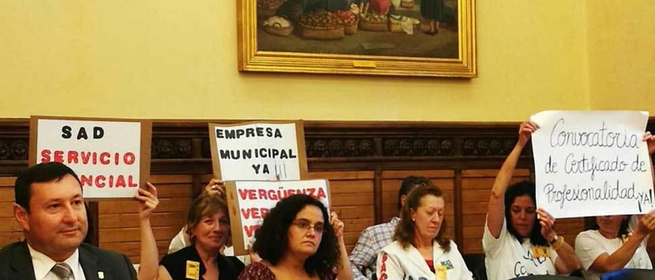 El personal de ayuda a domicilio exige que se ejecute la remunicipalización del servicio