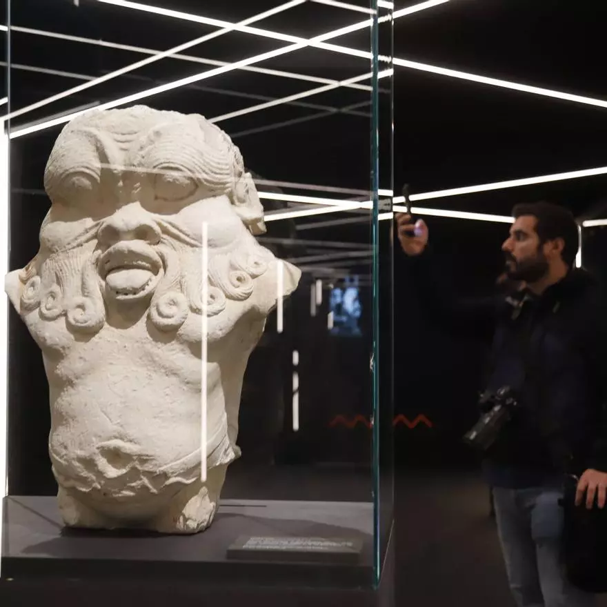 Gran capitel del Dios Bes