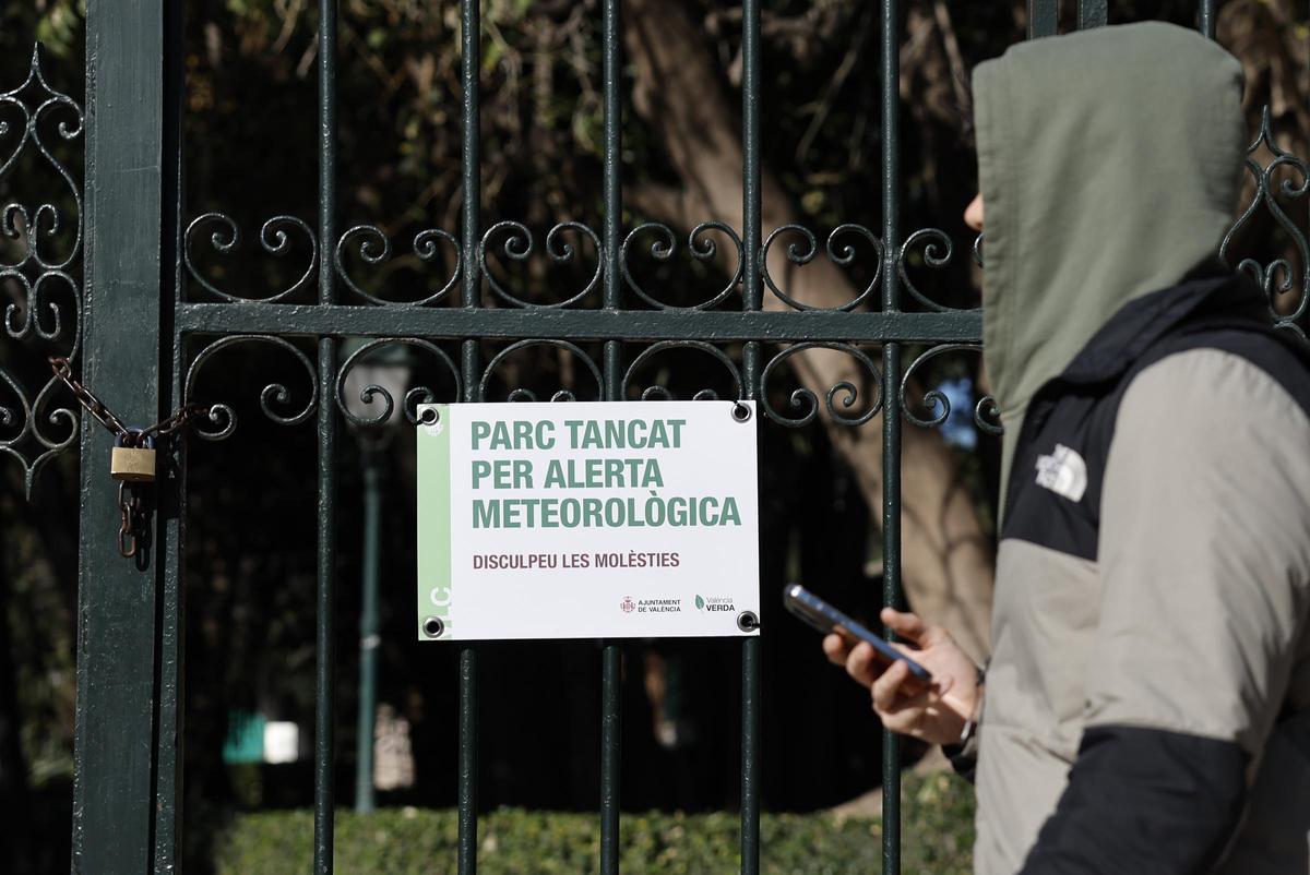 Cartel informativo del cierre de un parque en València.