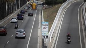 Cartel anunciando la zona de bajas emisiones en la salida 24 de la Ronda Litoral. 