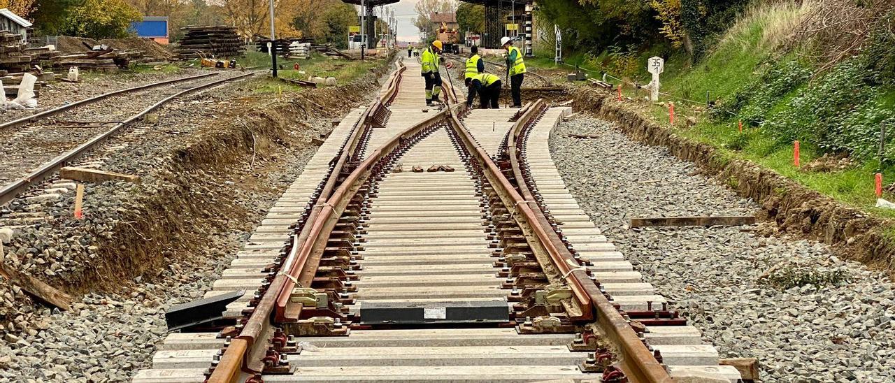 Trabajos de Adif en la línea Huesca-Canfranc en el tramo entre Ayerbe y Plasencia del Monte.