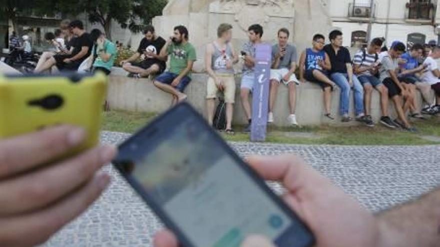 En Canalejas hay cuatro «pokeparadas» que cada tarde reúnen a decenas de jóvenes.