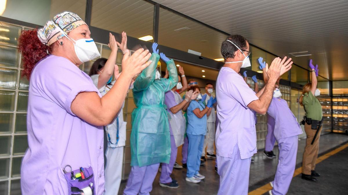 Sanitarios del Hospital Doctor Negrín en uno de los aplausos diarios