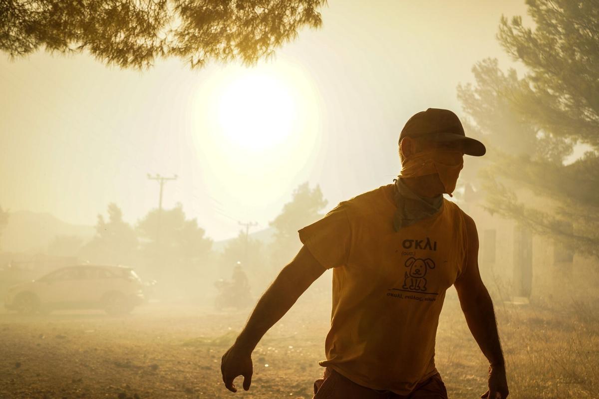 Dos grandes incencios cerca de Atenas obligan a evacuar a miles de personas