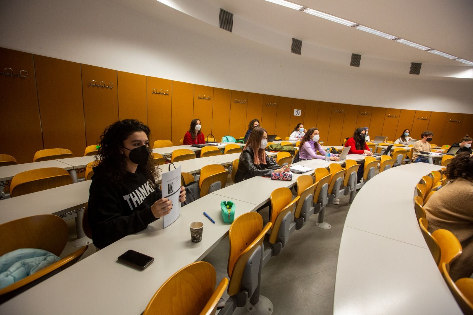 Universitarios de Alicante y Elche vuelven parcialmente a las aulas al remitir el covid