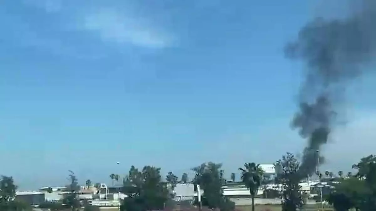 Un incendio en el parque empresarial de Navisa provoca una intensa columna de humo en Sevilla