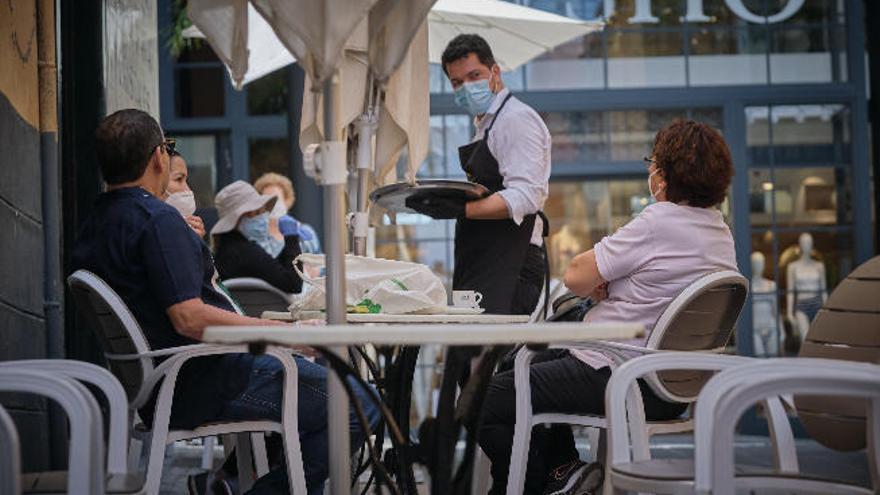 Un grupo de ciudadanos disfruta de una terraza en Santa Cruz.