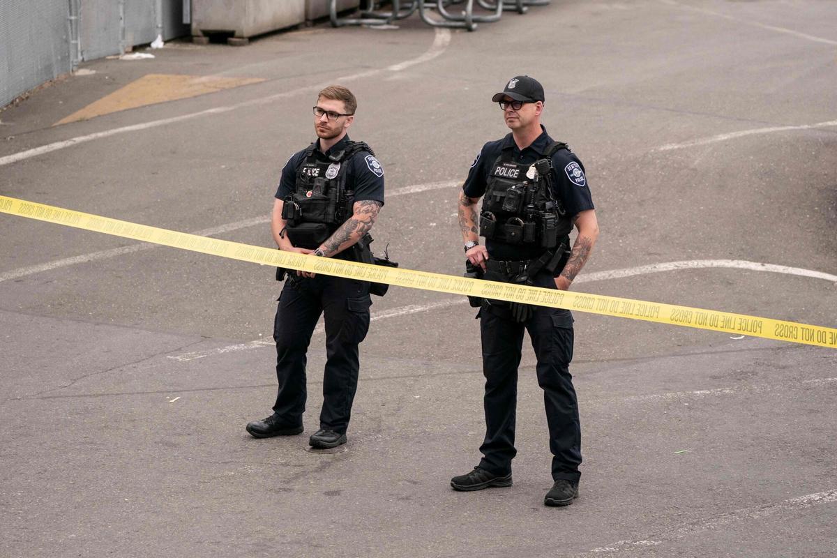 Agentes de policía vigilan la zona tras el tiroteo durante el festival Bite of Seattle Agentes de policía vigilan la zona tras el tiroteo durante el festival Bite of Seattle