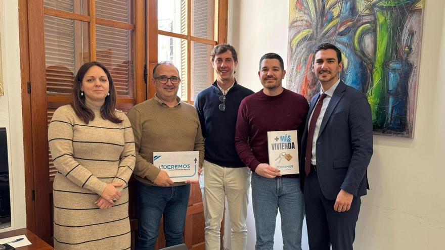 La plataforma juvenil Lideremos Alicante presenta el plan ‘MÁS VIVIENDA’ en el Ayuntamiento de Monóvar