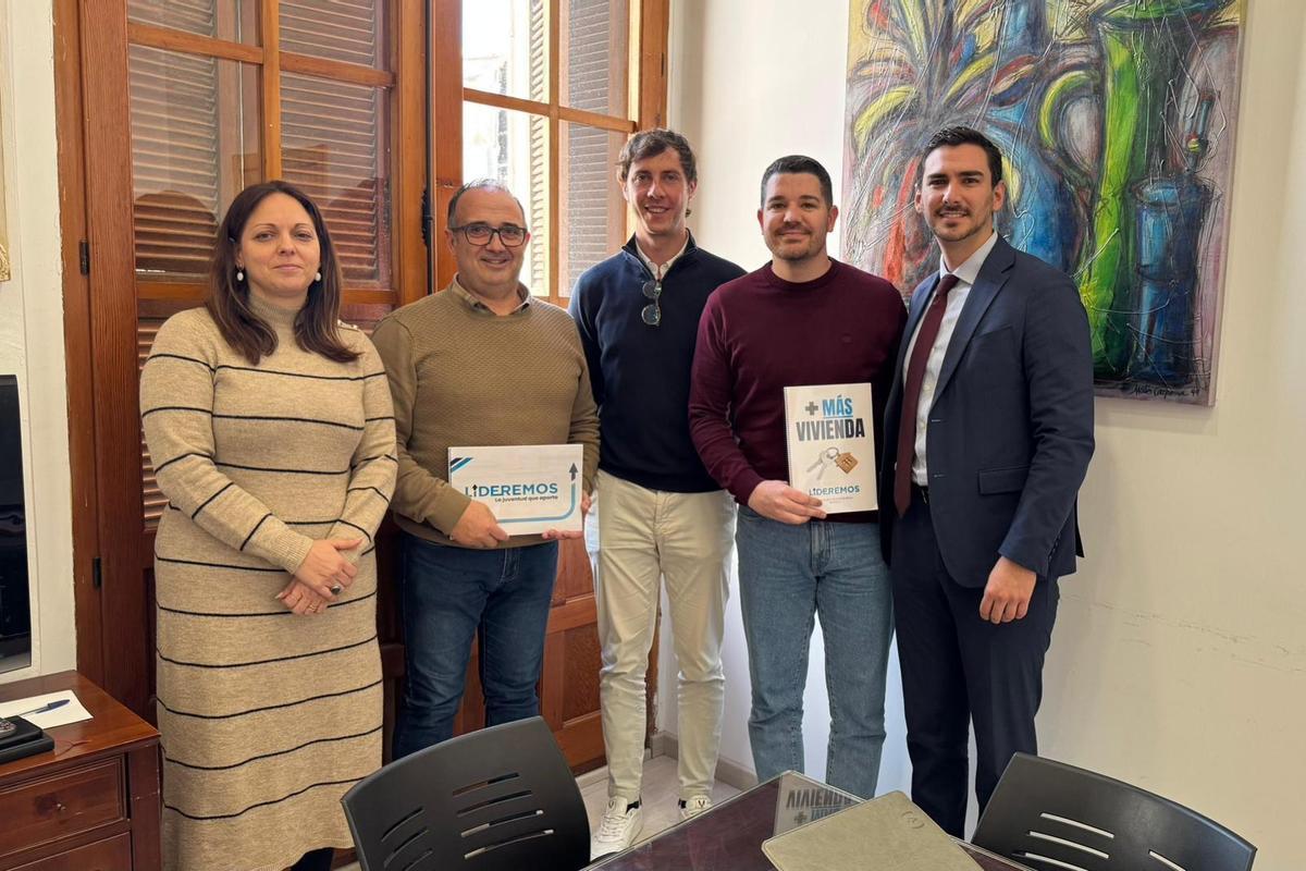Nuria Román, arquitecta municipal; Loren Amat, alcalde de Monóvar; Alberto Mengual, representante de Lideremos; Víctor Fernández, concejal de Patrimonio; Alberto Baeza, representante de Lideremos