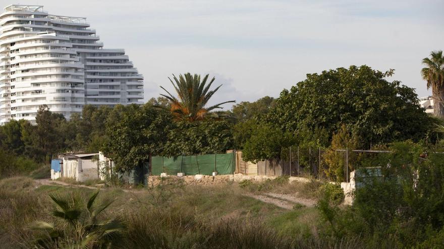 Una de las muchas edificaciones pendientes de derribo en un delta cuyo estado contrasta con las cercanas fincas de lujo, en la playa de Canet d’ En Berenguer. | TORTAJADA