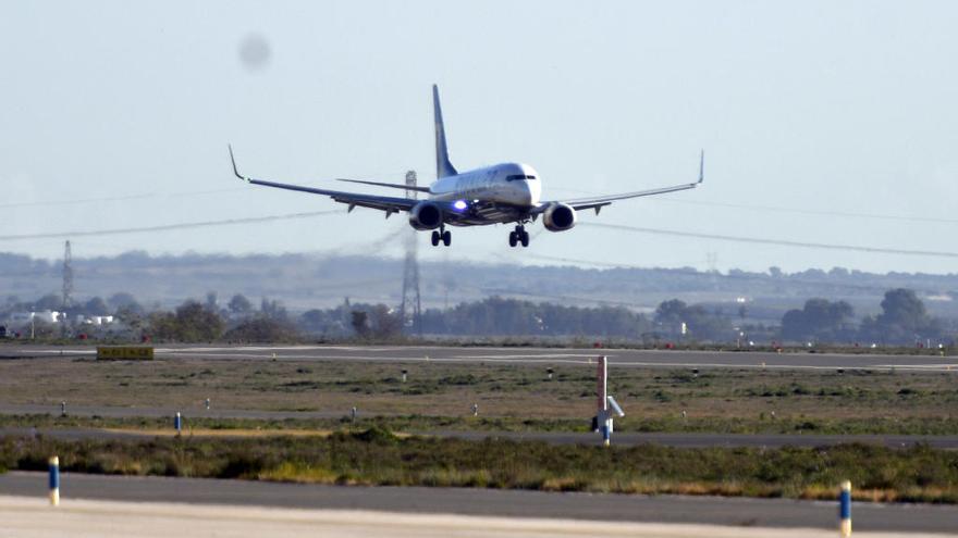 Un avión aterriza en Corvera.