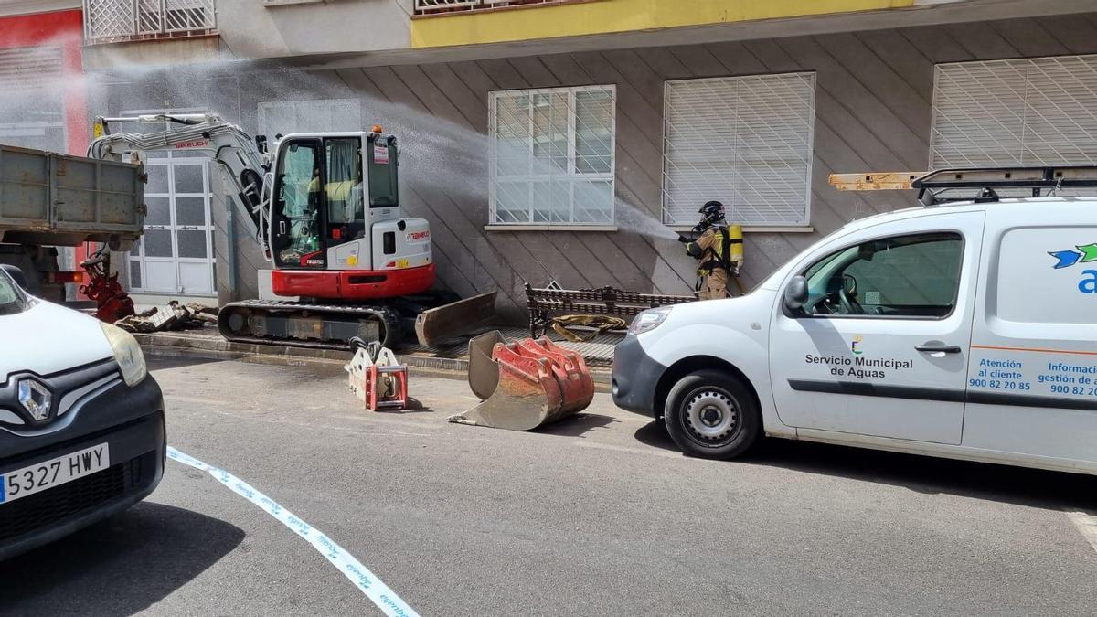 Los bomberos vierten agua pulverizada para arrastrar el gas e impedir que entre en los portales de los edificios.