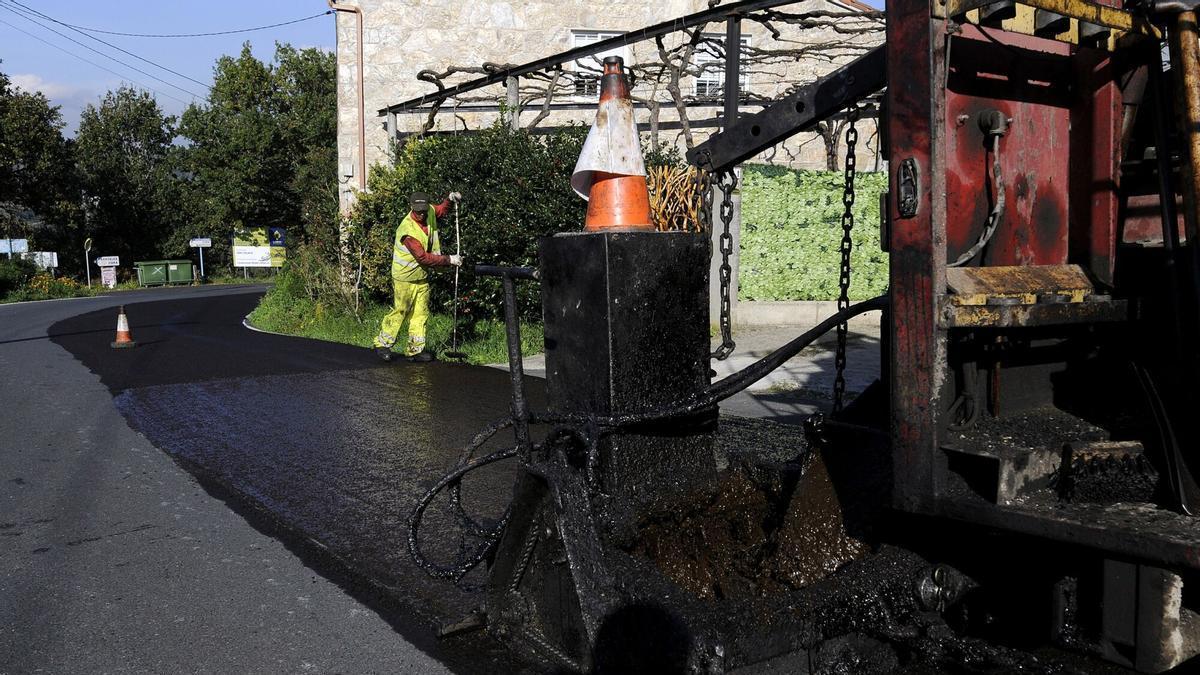 Trabajos de mantenimiento en la PO-213 en A Estrada.