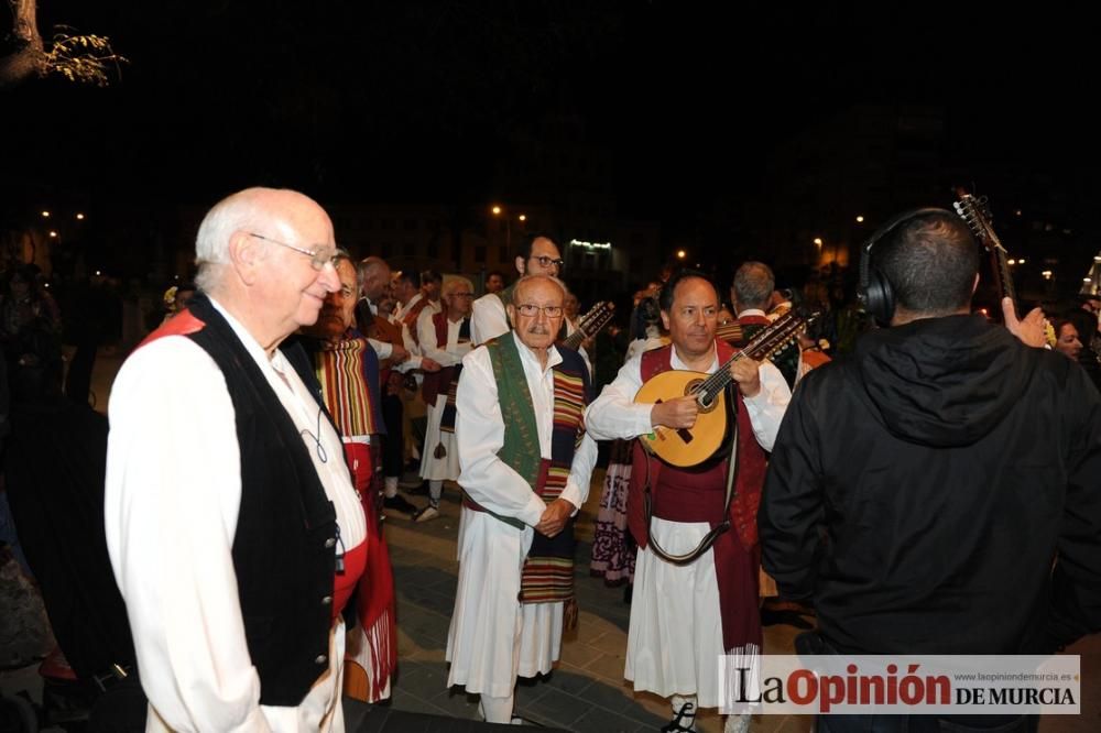 Festival de folclore en el Puente de Hierro