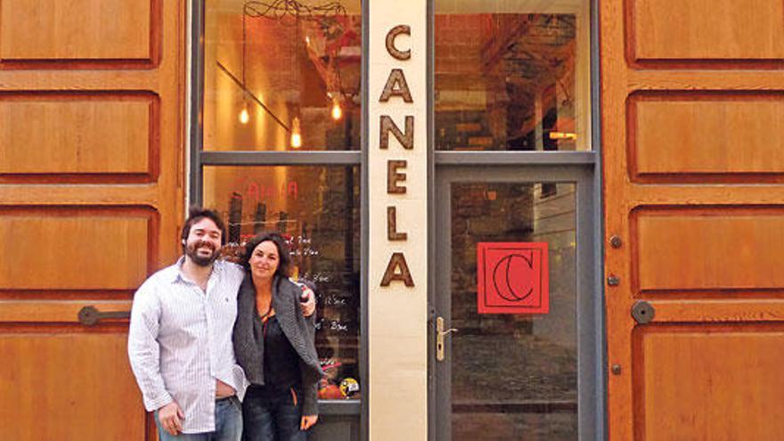 Fabián Fuster e Irene Rigo frente al Canela en la calle sant Jaume.