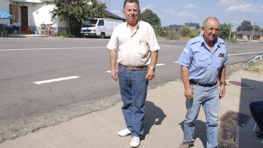 El apicultor Félix Escudero Gallego, a la izquierda, ayer en Palacios de Sanabria.