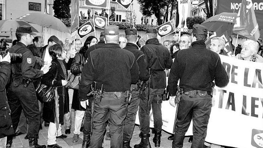 La Policía impide que algunos de los profesores concentrados entren en el Auditorio.