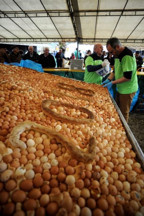 Paradela degusta su gran bollo pascual