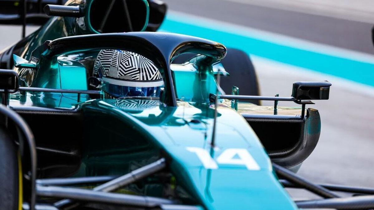 Alonso, con el Aston Martin AMR22 en Jerez