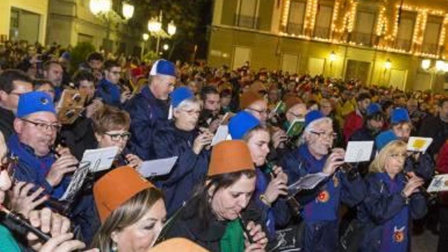 Música y recogida de leña por la Mayordomía de  San Antón de Elda