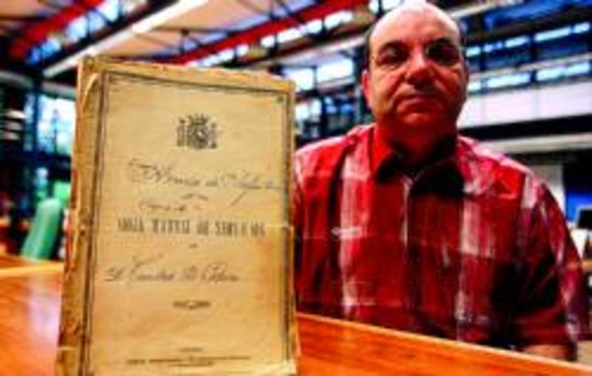 Orgull Carles García, nét del tinent coronel Gil Cabrera, mostra el full de servei del seu avi. Orgull Carles García, nét del tinent coronel Gil Cabrera, mostra el full de servei del seu avi.