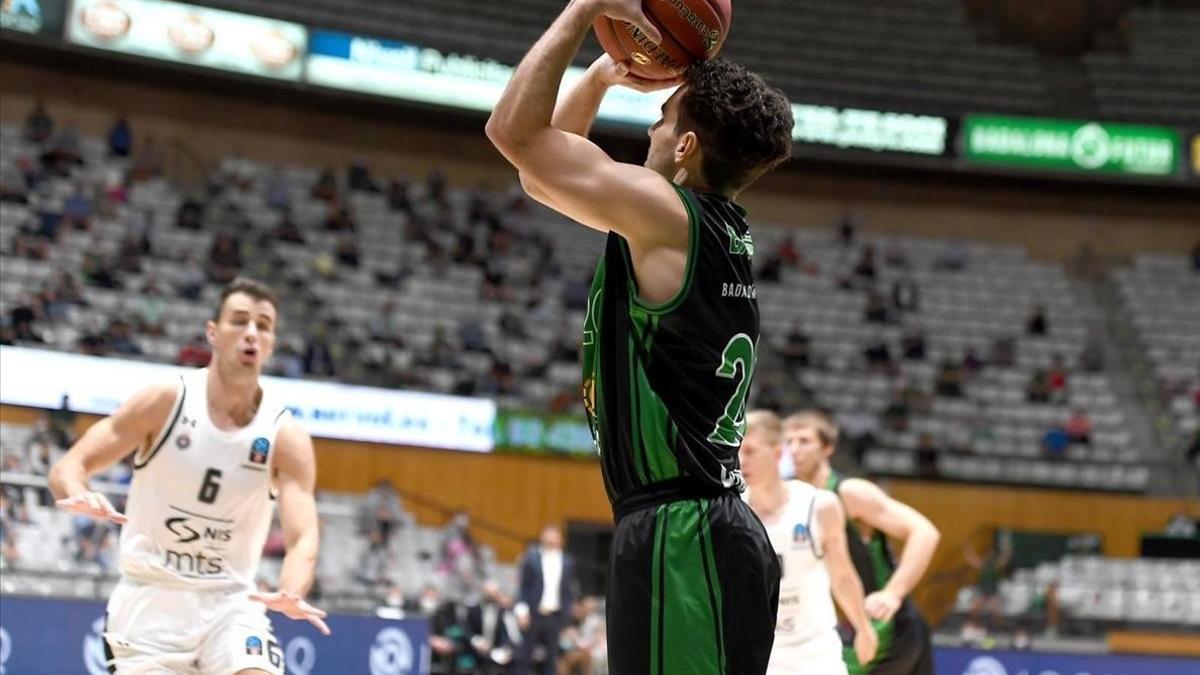 Bassas lanza a canasta en el partido europeo frente al Partizan