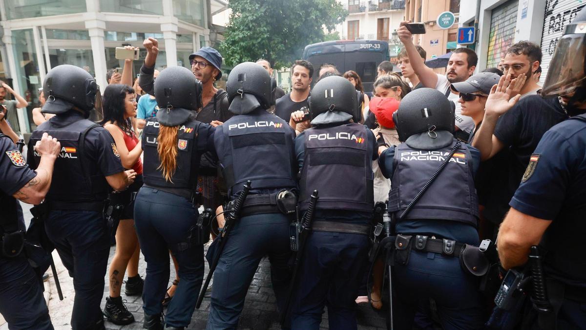 Tensión entre los policías y los defensores de la mujer acosada por un fondo buitre en València