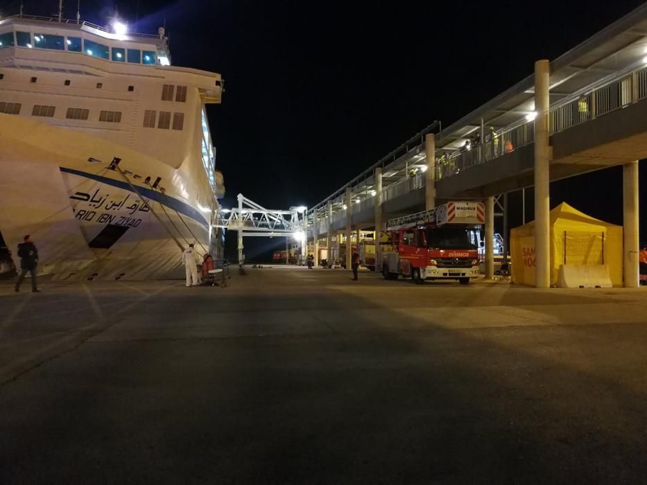 Fähre legt nach einem Brand in Port d'Alcúdia an