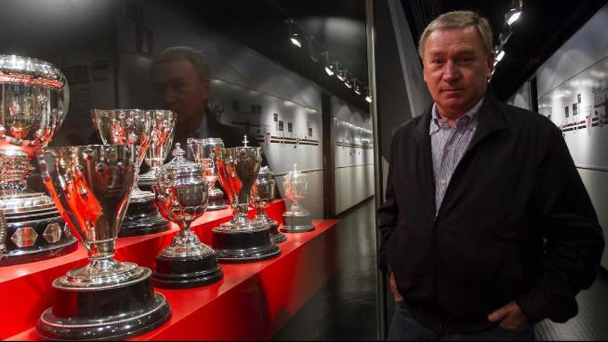 Javier Clemente, en la sala de trofeos del Athletic, con el que ganó tres Copas, dos como jugador, dos Ligas y una Supercopa de España.