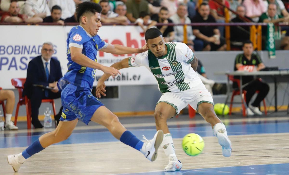 Tiago Macedo pugna con un adversario.
