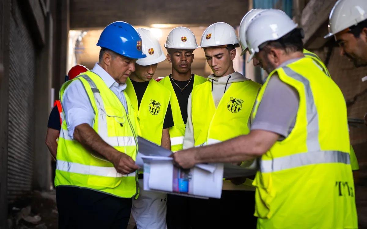 Laporta visita las obras del Spotify Camp Nou junto a Deco, Flick, Lamine Yamal, Gavi y Pedri