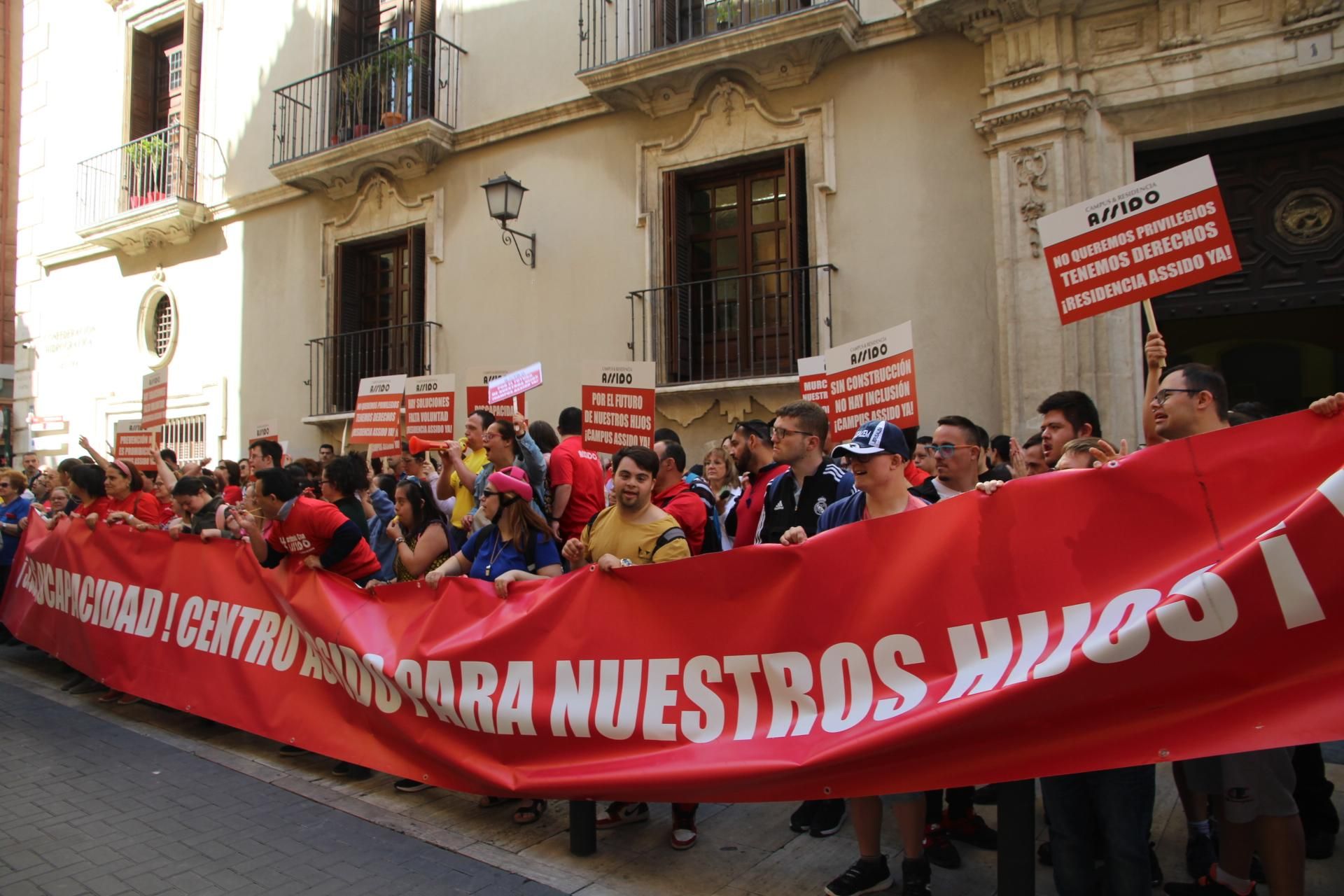 Concentración de Assido en Murcia ante la CHS