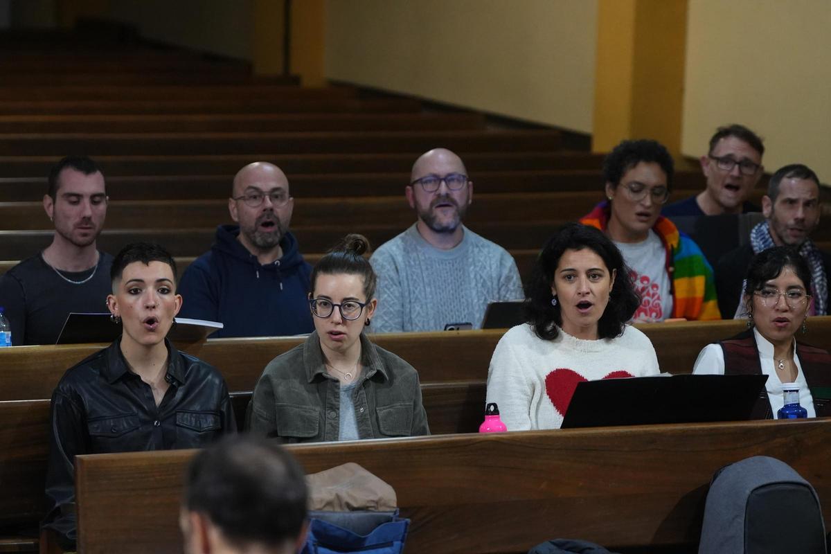 El grupo, que comenzó con 90 integrantes, cuenta hoy con una cuarentena de voces.