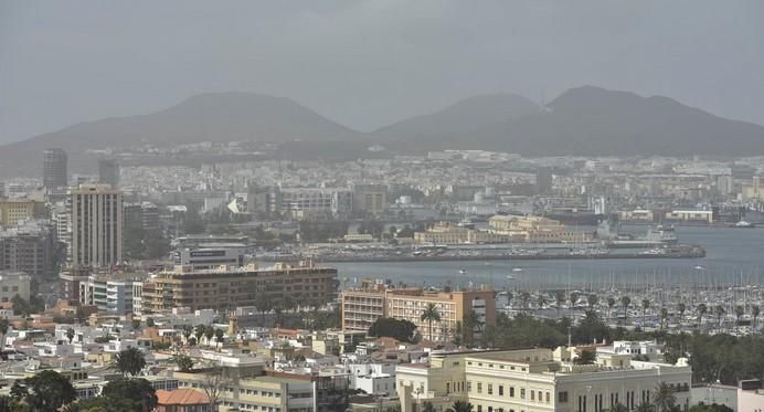 06/08/2017 LAS PALMAS DE GRAN CANARIA.  Calima y calor así como viento en la ciudad de Las Palmas de Gran Canaria  FOTO: J.PÉREZ CURBELO