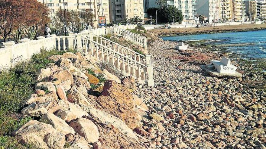 Estado de deterioro que presenta la fachada marítima en la zona de Punta Margalla.