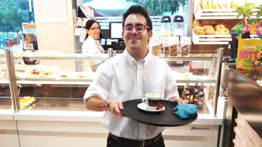 Un joven de Futuro Singular en su trabajo en una cafetería de Roldán.