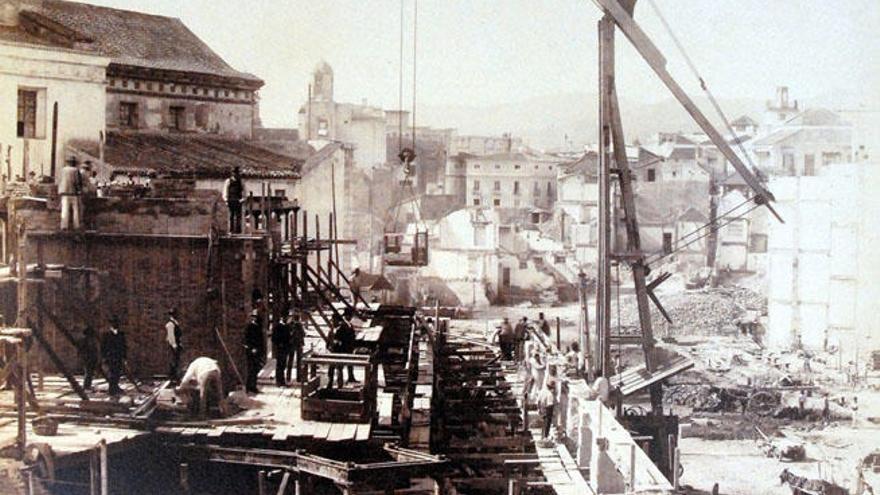 Una de las fotos del reportaje de Joaquín Oses sobre la construcción de la calle Larios (1887-1891).