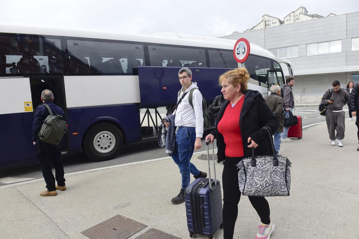 El cierre de la estación ferroviaria los días 28 y 29 de marzo obliga a diseñar un plan alternativo de transporte para garantizar la movilidad de los viajeros. El primer día se ha desarrollado con tranquilidad y pocos pasajeros en el servicio extraordinario de buses. El cierre de la estación ferroviaria los días 28 y 29 de marzo obliga a diseñar un plan alternativo de transporte para garantizar la movilidad de los viajeros. El primer día se ha desarrollado con tranquilidad y pocos pasajeros en el servicio extraordinario de buses.